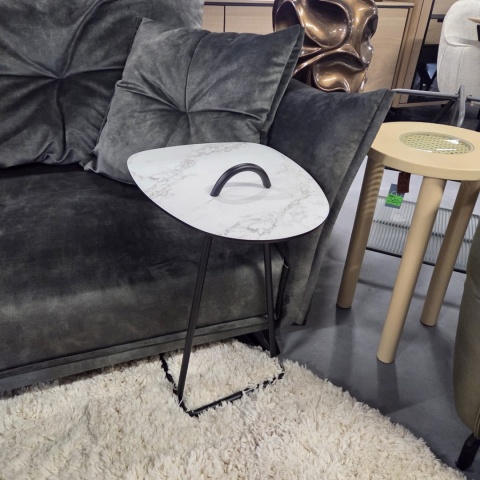 Ekskluzywny Stolik pod Laptopa MASURA - XOOON | Blat HPL (Primo Laminato), Czarny Metalowy Stelaż, kolor blaru BIAŁY MARMUR