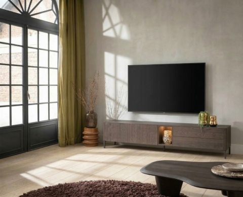 [defekt, od ręki] Nowozesna szafka RTV TRENTON 240 cm, fornir dębowy w kolorze clay, na metalowych nogach, z oświetleniem LED.